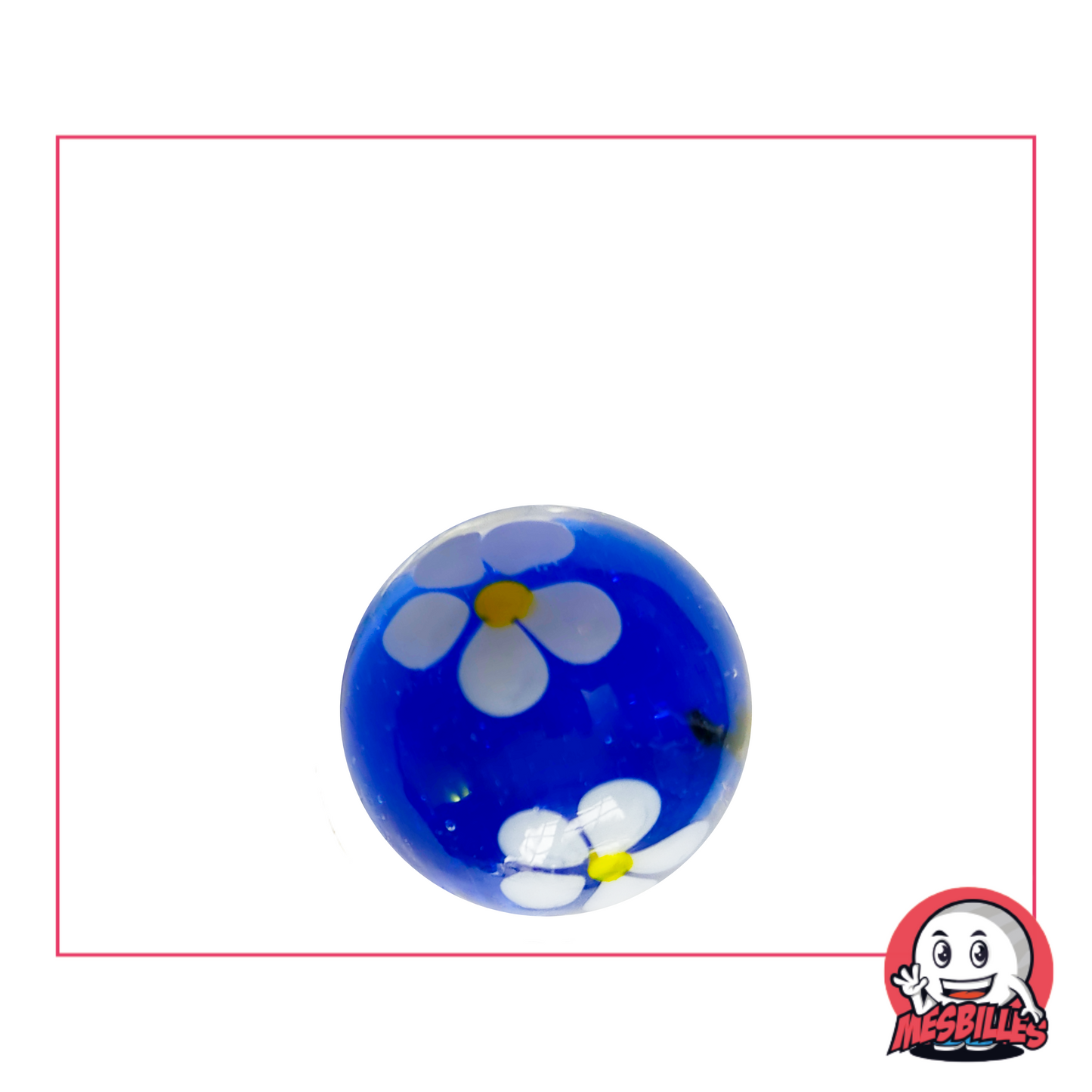 Bille bleue de 16 mm avec une fleur blanche à cinq pétales et cœur jaune, suspendue dans le verre transparent