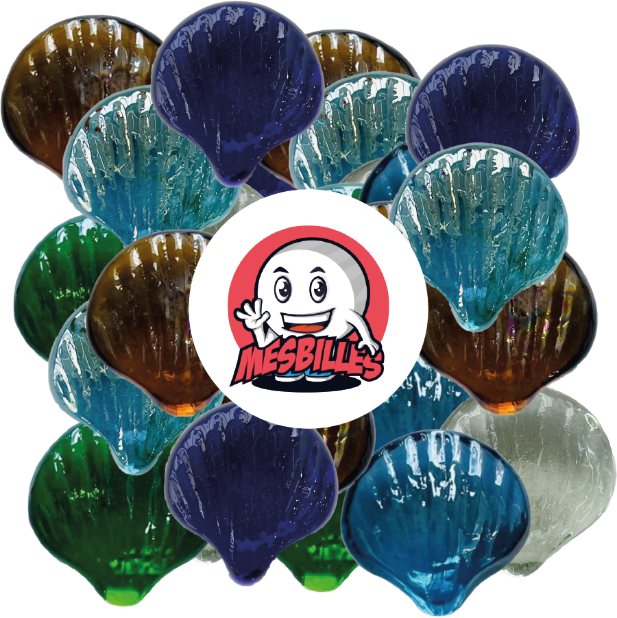 Image de la Mascotte MesBilles entourée de Billes Coquillage Ambre en Verre Translucide - Décoration et Jeu Exotique - MesBilles