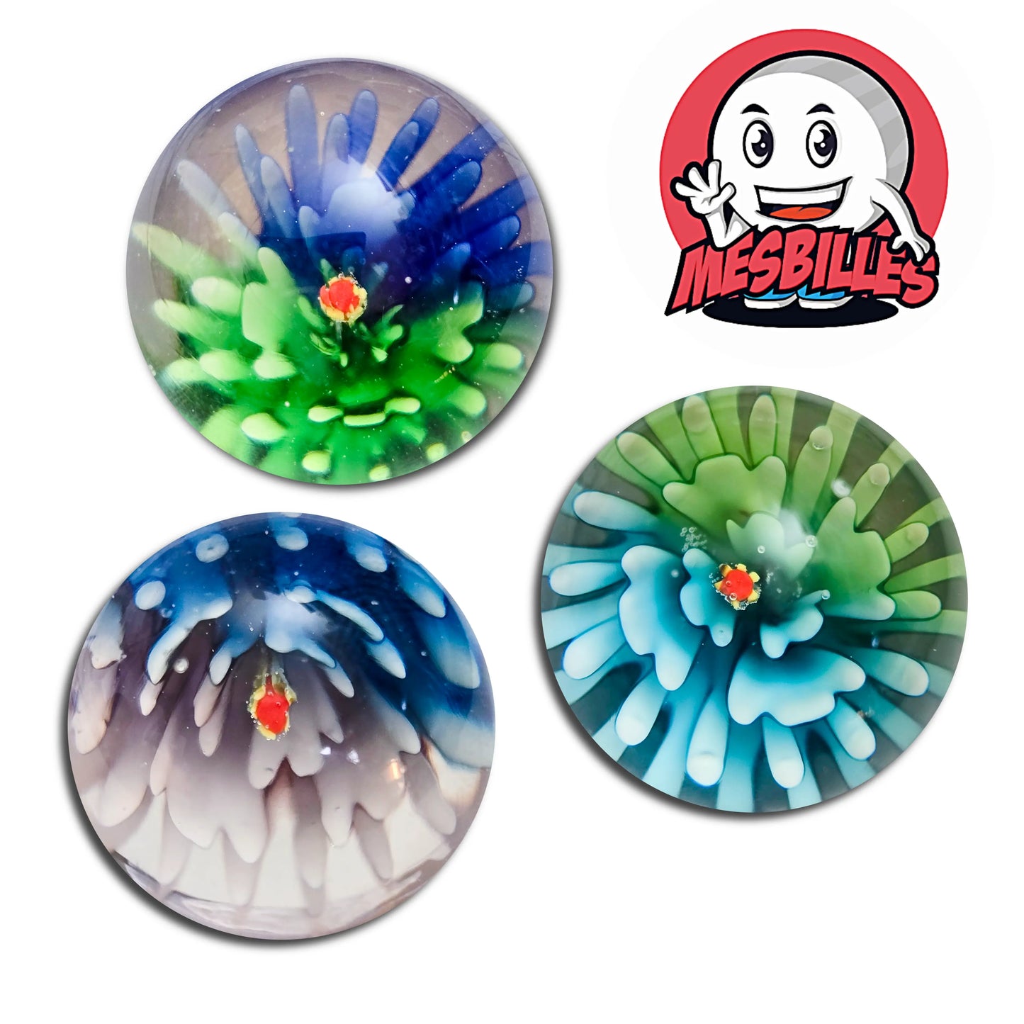 La bille Art Pissenlit Bi-Couleurs Bleus 25 mm présente un motif interne spectaculaire évoquant un pissenlit en pleine floraison. Les pétales de verre semblent s’ouvrir depuis un cœur rouge lumineux, créant un effet visuel proche d’une fleur observée au microscope.