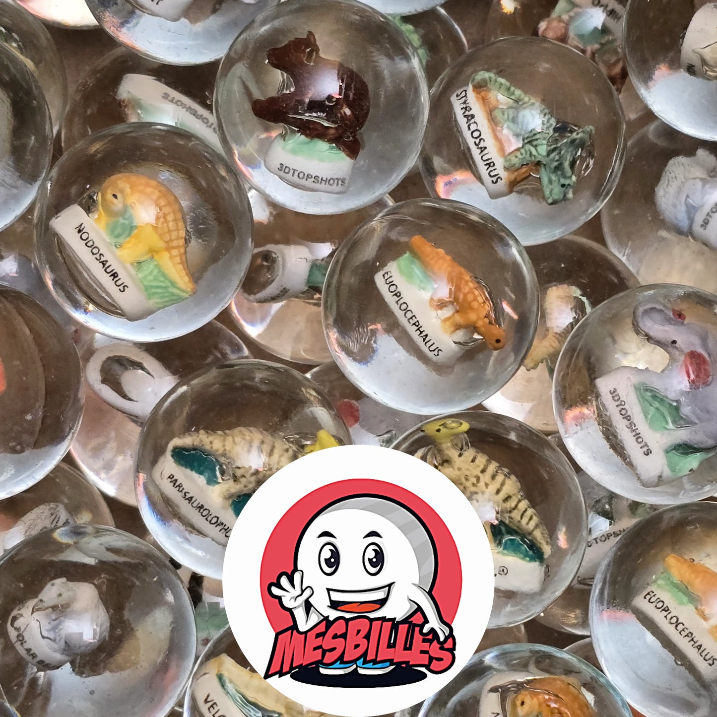 Nichée au cœur de cette bille de 35 mm, une petite figurine de Parasaurolophus semble faire sa plus belle pose : tête haute, crête en avant, prêt à offrir un solo musical préhistorique.