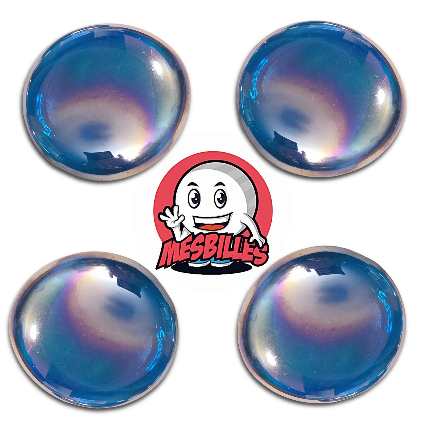 Une grande bille plate, également nommée Bille Galet en Verre, de la famille des Billes Irisées. Cette bille forme est ronde, légèrement ovoïde et mesure environ 3 cm de diamètre