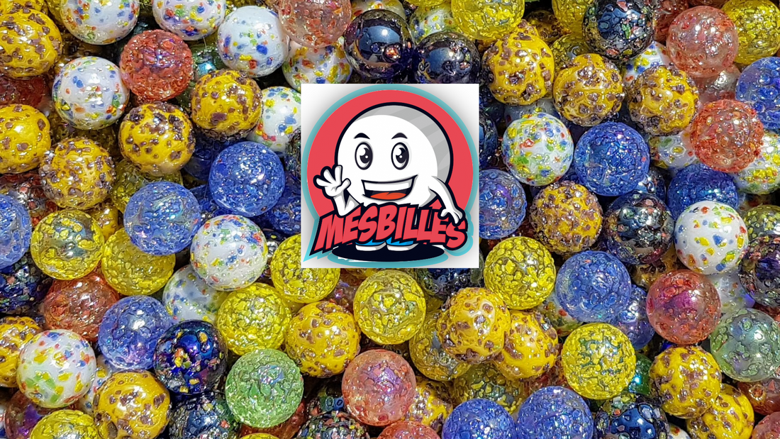 Gros plan sur des billes pépites multicolores à effet craquelé, issues des commandes clients.