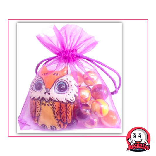 Hibou orange décoratif accompagné de 20 billes colorées dans un sachet transparent
