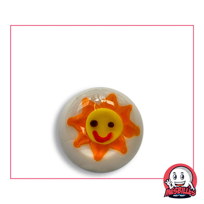 Bille Art Solstice 22 mm en verre clair, soleil jaune souriant aux rayons orange sur fond blanc laiteux, vue de dessus, 22 mm de diamètre