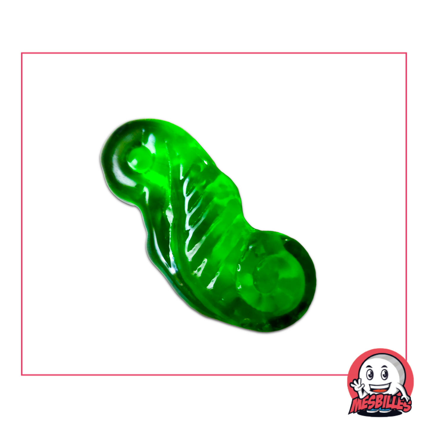 Photo d’une bille en verre en forme d’hippocampe vert intense, translucide et brillante, vendue à l’unité sur la boutique MesBilles.
