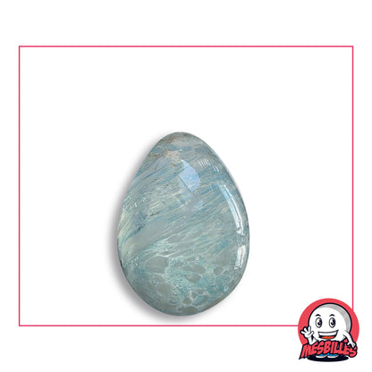 Bille Oeuf Cristal Moucheté Bleu-Clair et Blanc en verre transparent voilé de blanc laiteux et de bleu pâle, vue de côté, environ 25 mm de haut