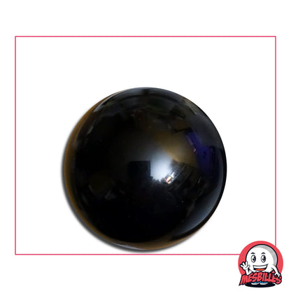 Issue du verre de Bohême, cette bille est aussi noble que fragile : une chute, et elle pourrait se prendre pour un diamant fendu.