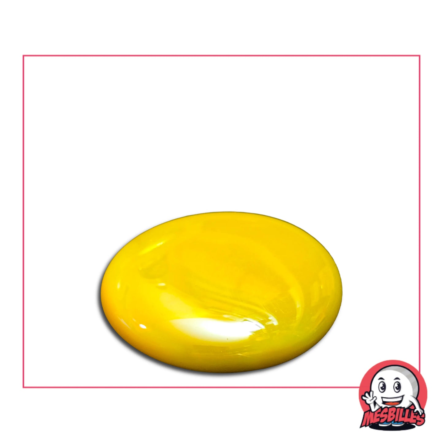 Une grande bille plate, également nommée Bille Galet en Verre, de la famille des Billes Glossys. Cette bille forme est ronde, légèrement ovoïde et mesure environ 3 cm de diamètre