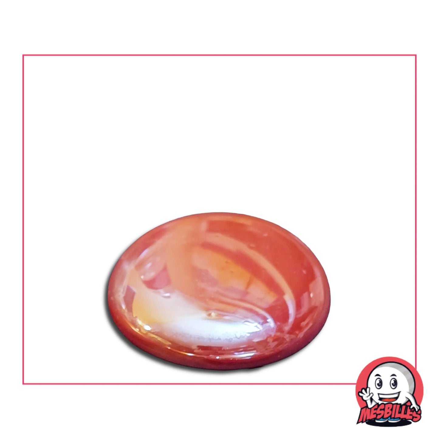 Une grande bille plate Rouge, également nommée Bille Galet en Verre, de la famille des Billes Glossys. Cette bille forme est ronde, légèrement ovoïde et mesure environ 3 cm de diamètre