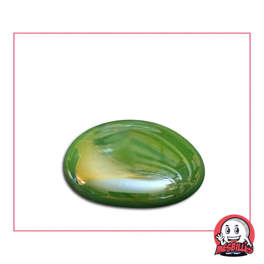 Une grande bille plate, également nommée Bille Galet en Verre, de la famille des Billes Glossys. Cette bille forme est ronde, légèrement ovoïde et mesure environ 3 cm de diamètre