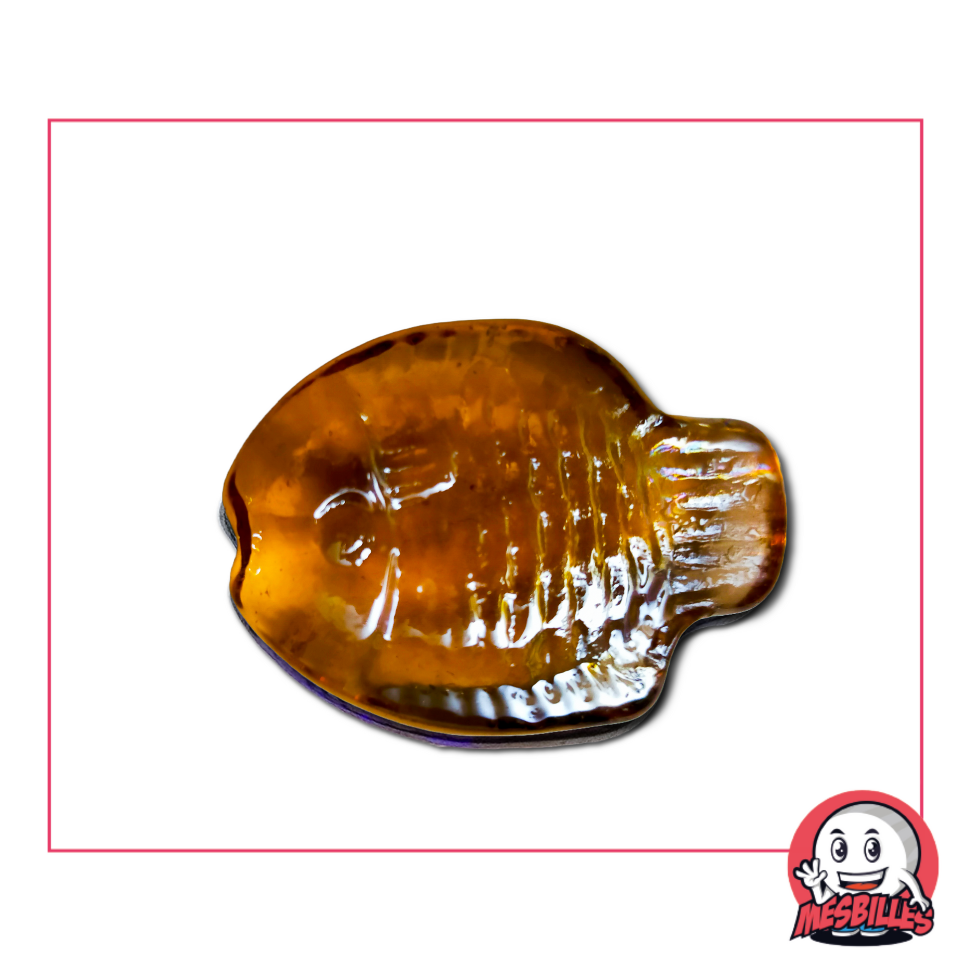 Photo d’une bille en verre en forme de poisson Koï de couleur ambre, aux détails fins, vendue à l’unité sur la boutique MesBilles.
