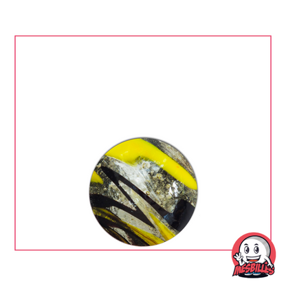 Photo d’une bille ronde 16 mm avec des motifs zébrés noir et jaune sur fond translucide, vendue à l’unité sur MesBilles.
