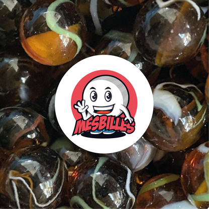 Image de la Mascotte MesBilles entourée de Billes Stégosaure 16 mm - Verre Translucide Ambre-Foncé strié de Vert et Blanc