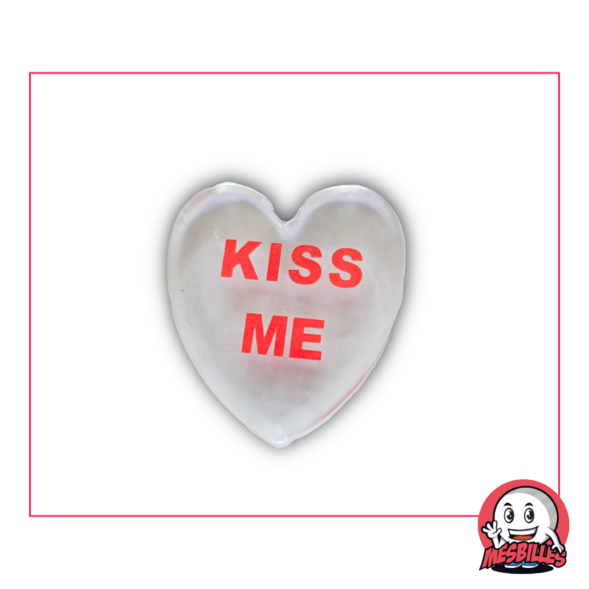 Photo d’une bille en forme de cœur plat givré, 3 cm, avec le message rouge “KISS ME”, vendue à l’unité sur la boutique MesBilles.
