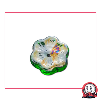 Photo d’une bille plate en forme de fleur Cosmos, 2,5 cm, en verre irisé blanc sur base verte, vendue à l’unité sur MesBilles.
