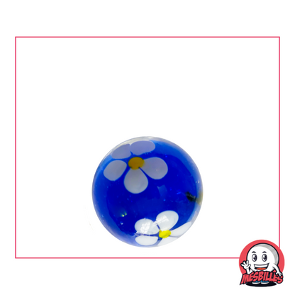 Bille bleue de 16 mm avec une fleur blanche à cinq pétales et cœur jaune, suspendue dans le verre transparent