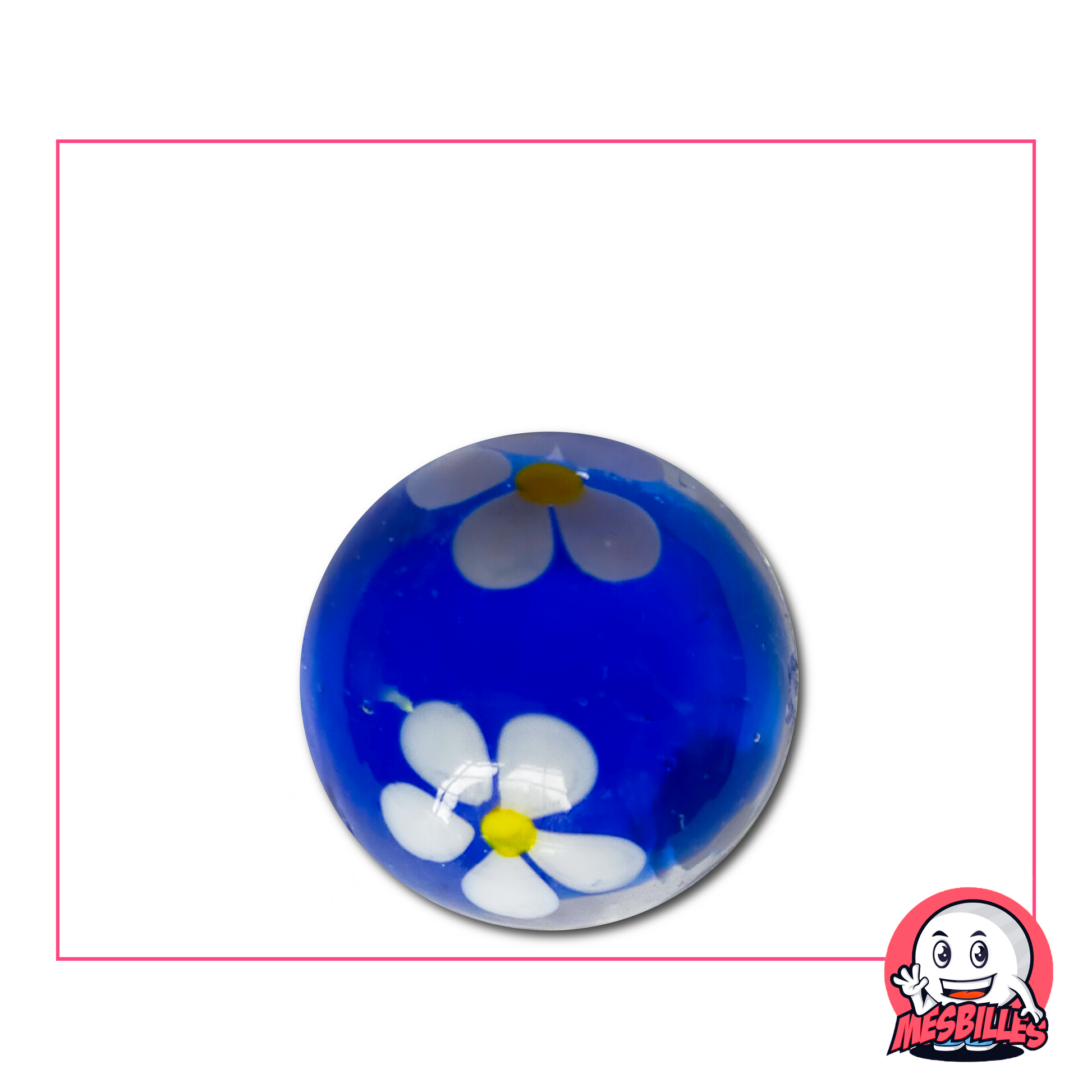 Grande bille bleue de 22 mm contenant une fleur blanche à cinq pétales, figée au centre d’un verre transparent