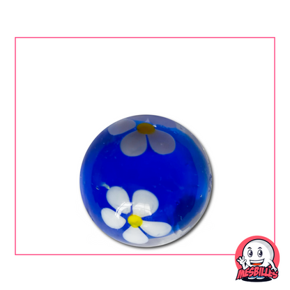 Grande bille bleue de 22 mm contenant une fleur blanche à cinq pétales, figée au centre d’un verre transparent