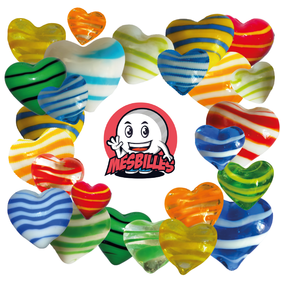 Mascotte MesBilles plus Bille Forme Coeur en verre opaque blanc rayée de bleu, bille plate 25 mm, MesBilles