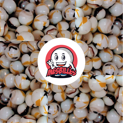 Image de la Mascotte MesBilles entourée de Billes Tigre Jaune Opaque de couleur Blanc strié de Jaune et Marron de 25 mm