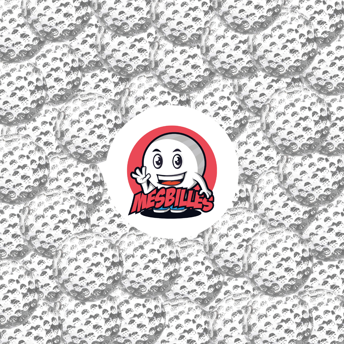 Vue rapprochée d’un ensemble de billes Balle de Golf Cristal 60 mm en verre, avec texture sport, entourant le logo MesBilles.

