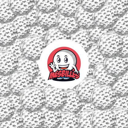 Vue rapprochée d’un ensemble de billes Balle de Golf Cristal 60 mm en verre, avec texture sport, entourant le logo MesBilles.
