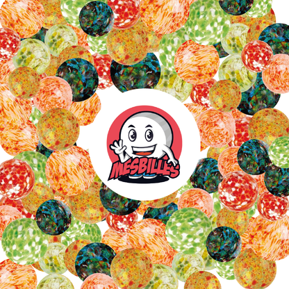 Billes Flyer Vert 25 mm, et billes multicolors qui entourent la mascotte MesBilles des billes en verre translucide avec des taches Multi-couleurs