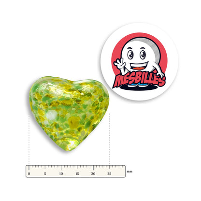 Bille Coeur Cristal Mouchetée Vert-Clair et Jaune à côté d'une règle graduée, environ 25 mm de large