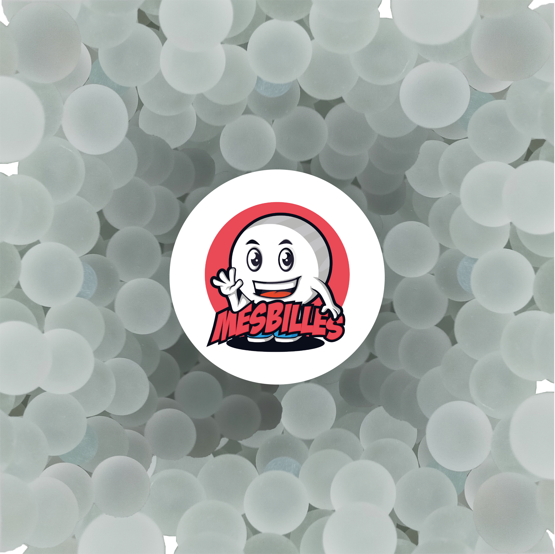 Entièrement blanche, mate et douce comme un flocon posé sur la main, elle diffuse une lumière subtile qui apaise immédiatement. En déco, elle devient un point focal. En collection, elle impose le respect. En jeu… eh bien… prévoyez un terrain solide, on parle d’un bébé de 6 cm quand même !