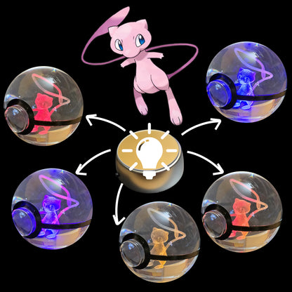 Transformez vos parties, vitrines ou cadeaux en aventure Pokémon ! Cette bille Mew 50 mm en forme de Pokéball, motif « Mew » 3D gravé et éclairé.