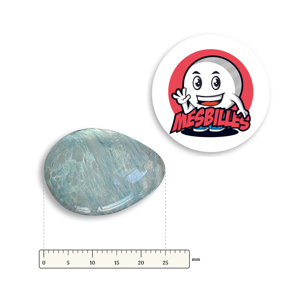 Bille Oeuf Cristal Moucheté Bleu-Clair et Blanc couchée à côté d'une règle graduée, environ 25 mm de long