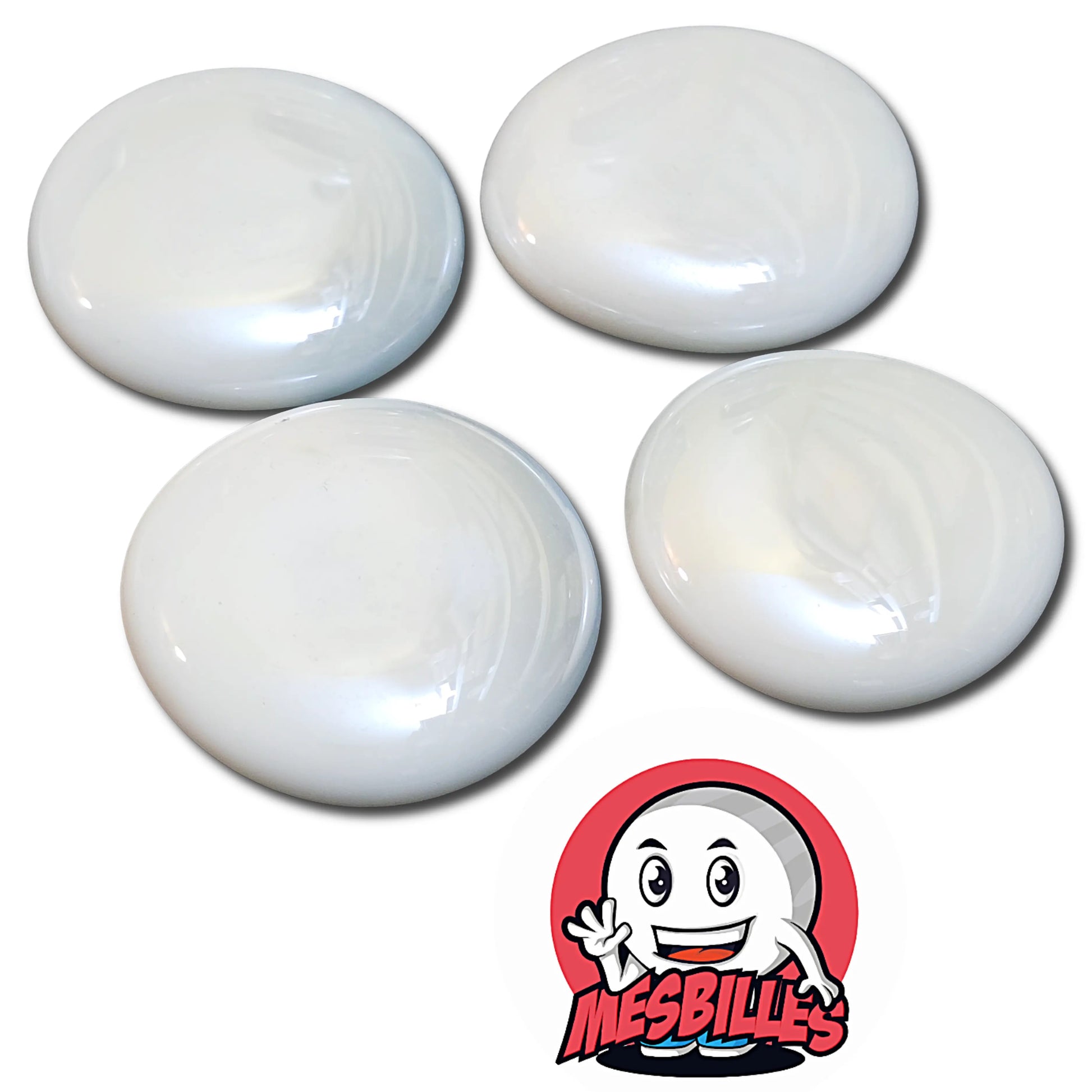 Une grande bille plate, également nommée Bille Galet en Verre, de la famille des Billes Glossys. Cette bille forme est ronde, légèrement ovoïde et mesure environ 3 cm de diamètre