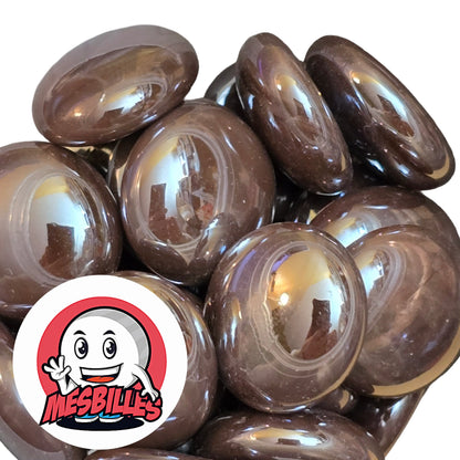 Cette bille est également nommée Bille Galet en Verre, elle est utilisée pour Jouer, Décorer ou Collectionner. Elle est votre allié pour une décoration de table à couper le souffle sans casser votre tirelire