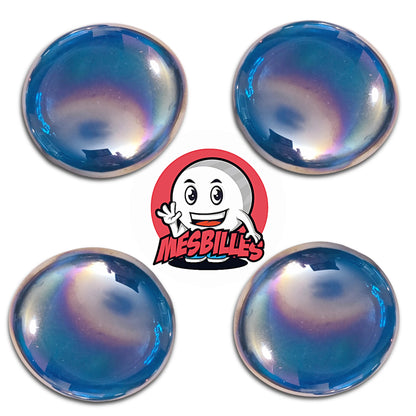 Une grande bille plate, également nommée Bille Galet en Verre, de la famille des Billes Irisées. Cette bille forme est ronde, légèrement ovoïde et mesure environ 3 cm de diamètre