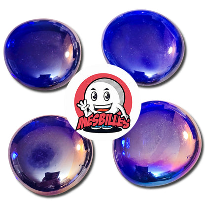 Une grande bille plate, également nommée Bille Galet en Verre, de la famille des Billes Irisées. Cette bille forme est ronde, légèrement ovoïde et mesure environ 3 cm de diamètre