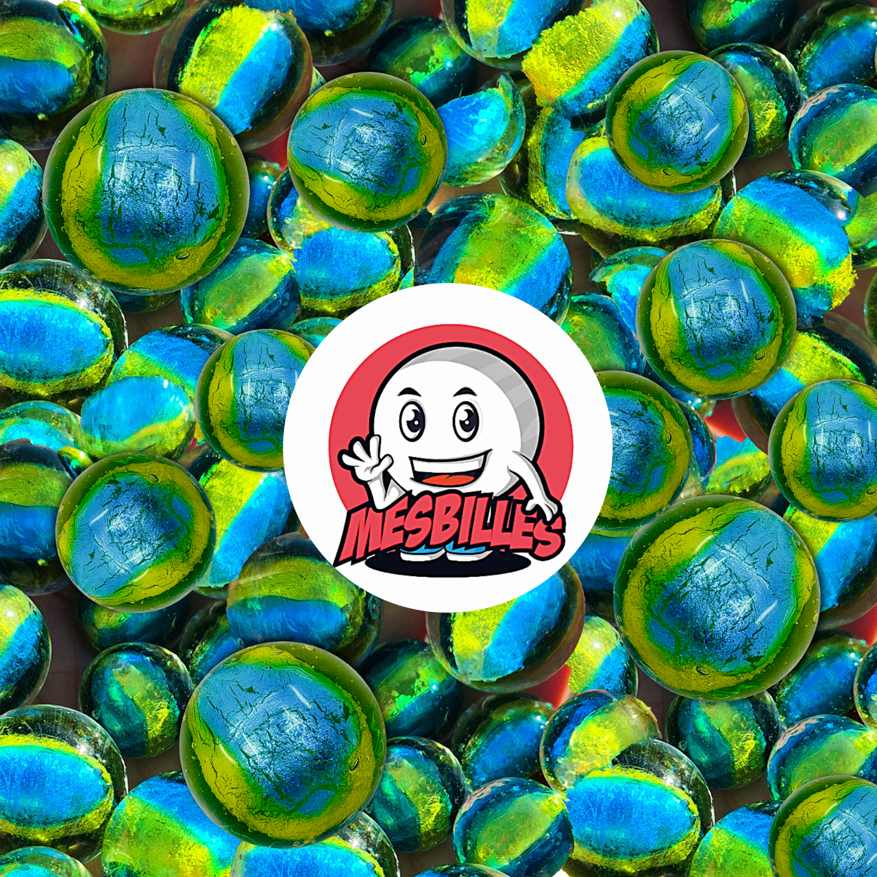 Mascotte MesBilles posée sur des Billes en verre artisanale de 16 mm aux teintes bleu-vert rappelant une planète vue de l'espace, avec des nuances d'émeraude et de turquoise.