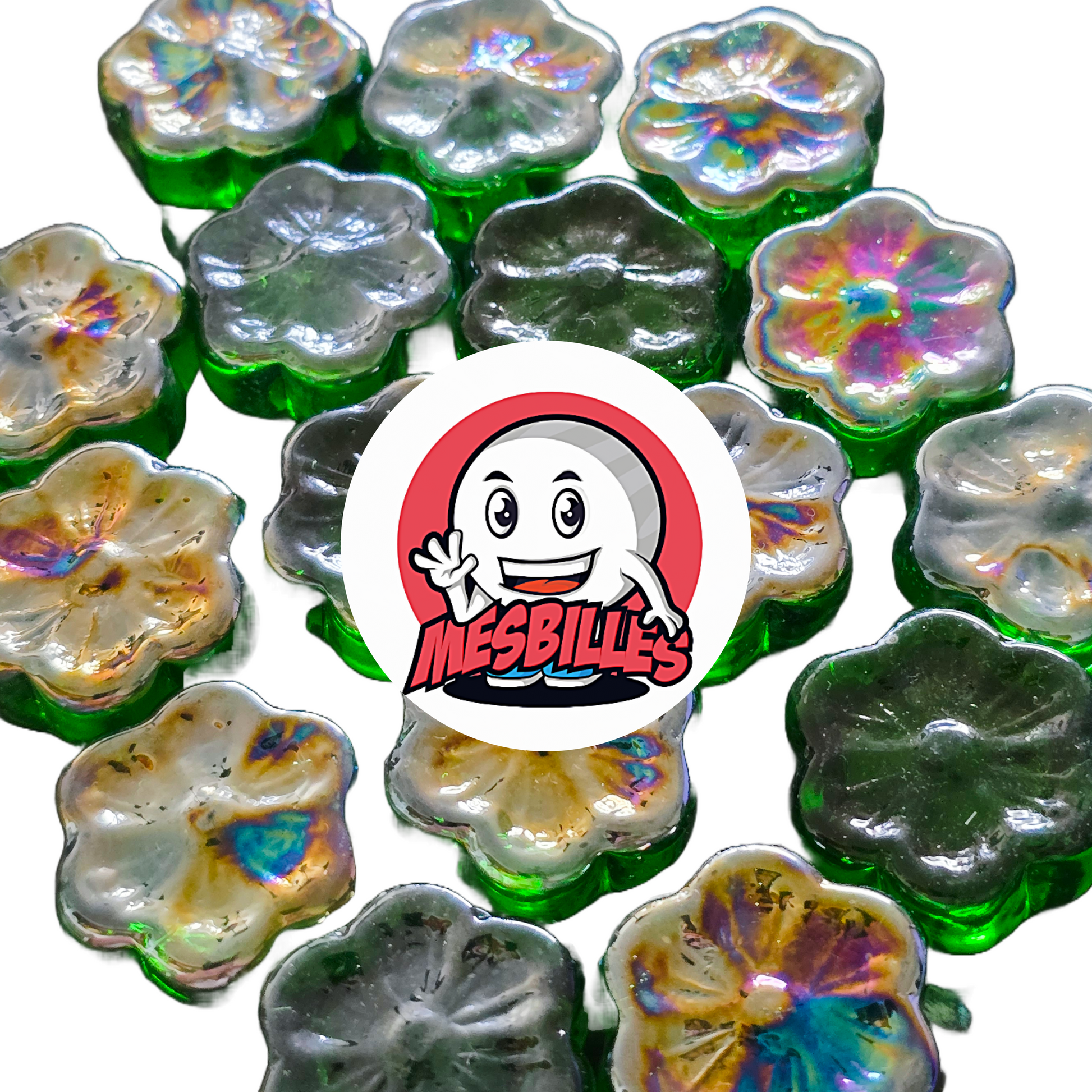 Vue rapprochée de plusieurs billes plate Fleur Cosmos vertes et irisées, en verre, disposées autour du logo MesBilles.
