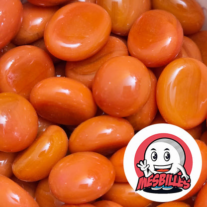 C’est une bille plate, oui… mais avec un caractère bien rond. Elle attire le regard, réchauffe l’ambiance et donne des envies de cocktails vitaminés.