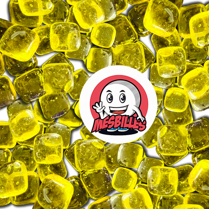 Vue rapprochée de plusieurs billes Carré Jaune 2 cm translucides, en verre, vendues à l’unité sur MesBilles.
