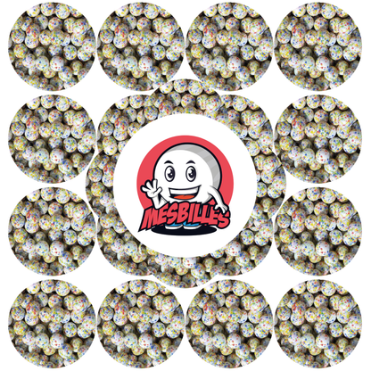 Image de la Mascotte MesBilles entourée de Billes 16 mm blanche opaque recouverte d'éclats multi-couleurs