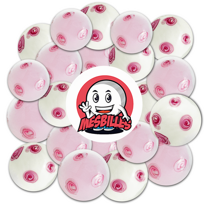 Mascotte MesBilles posée sur des Billes d'art blanches artisanales de 22 mm décorées de fleurs roses délicates, symbolisant la fraîcheur et la beauté éphémère du printemps japonais.
