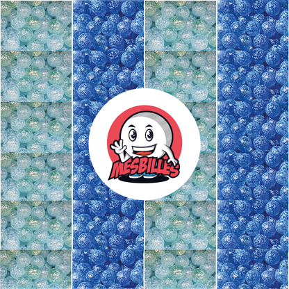 Image de la Mascotte MesBilles entourée de Billes Pépite en verre translucide avec éclats bleu 25 mm