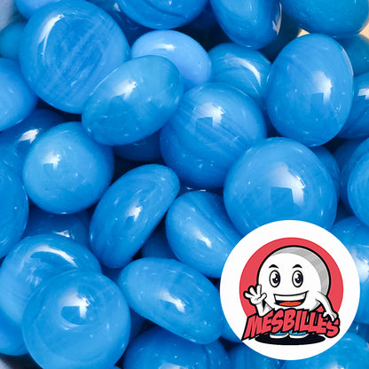 Petit Galet en verre Opaque de Couleur Bleu-Clair, Collection Bille Perle. Aussi festive qu'inestimable, il captive les Collectionneurs.
