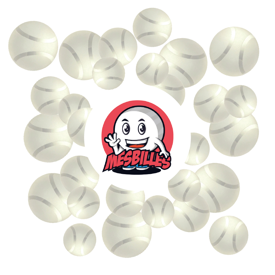Vue rapprochée de plusieurs billes Tennis Givré 30 mm en verre dépoli blanc, avec le logo MesBilles au centre.
