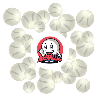 Vue rapprochée de plusieurs billes Tennis Givré 30 mm en verre dépoli blanc, avec le logo MesBilles au centre.
