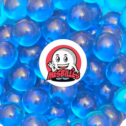 Cette petite bille Loupe Bleu 12 mm, c’est un peu comme une goutte d’océan qui aurait décidé de faire carrière dans le verre de Bohème : brillante, translucide, élégante… et franchement très photogénique.